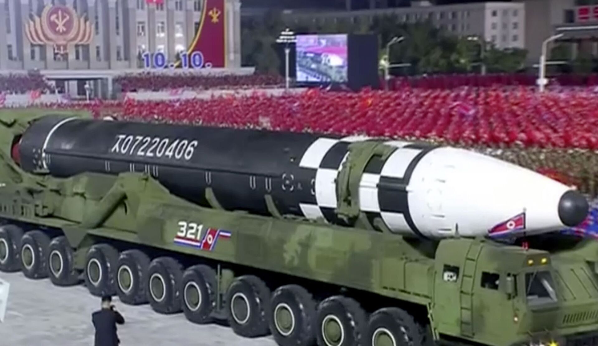 Imagem feita a partir de um vídeo transmitido pela Televisão Central Coreana (KCTV, na sigla em inglês) mostra desfile militar com um possível novo míssil balístico intercontinental (ICBM, também na sigla em inglês), na Praça Kim Il-sung, em Pyongyang, 10 de outubro de 2020 - Sputnik Brasil, 1920, 18.05.2022