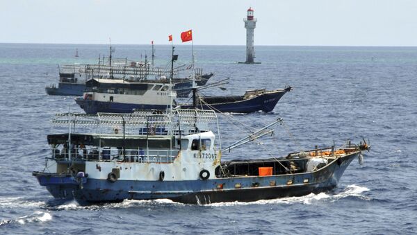 Navios de pesca chineses navegam perto de um farol no recife de Zhubi, nas ilhas Spratly, no mar do Sul da China, em 18 de julho de 2012 - Sputnik Brasil