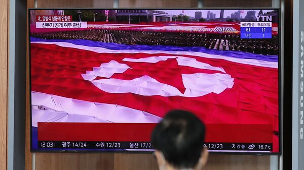 A bandeira da Coreia do Norte é vista durante transmissão televisiva do desfile militar de comemoração do 75º aniversário da fundação do Partido dos Trabalhadores da Coreia do Norte, em 10 de outubro de 2020 - Sputnik Brasil