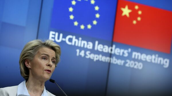 Em Bruxelas, a presidente da Comissão Europeia, Ursula von der Leyen, fala durante coletiva de imprensa virtual junto ao presidente do Conselho Europeu, Charles Michel, e à chanceler alemã, Angela Merkel, após um encontro virtual entre União Europeia e China, em 14 de setembro de 2020 - Sputnik Brasil