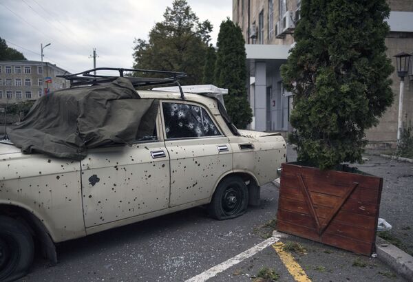 Veículo destruído por ataques a Stepanakert, capital da república não reconhecida de Nagorno-Karabakh - Sputnik Brasil