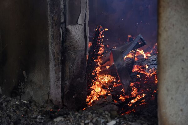 Casa em Martakert, na república não reconhecida de Nagorno-Karabakh, pega fogo após ataques das Forças Armadas do Azerbaijão - Sputnik Brasil