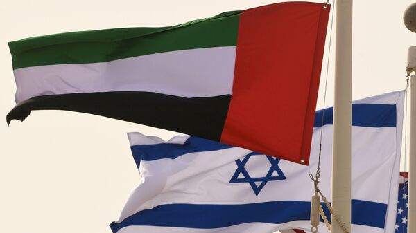 Bandeiras de Emirados Árabes Unidos e Israel - Sputnik Brasil
