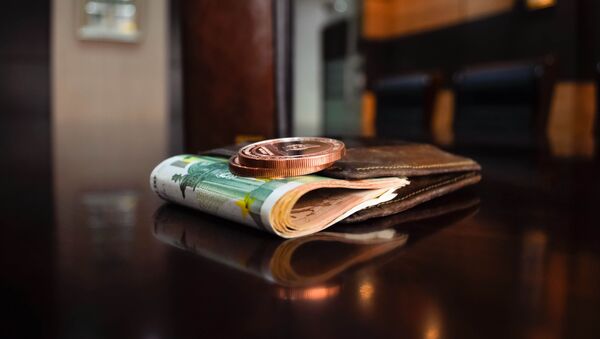 Dinheiro em carteira na mesa (imagem referencial) - Sputnik Brasil