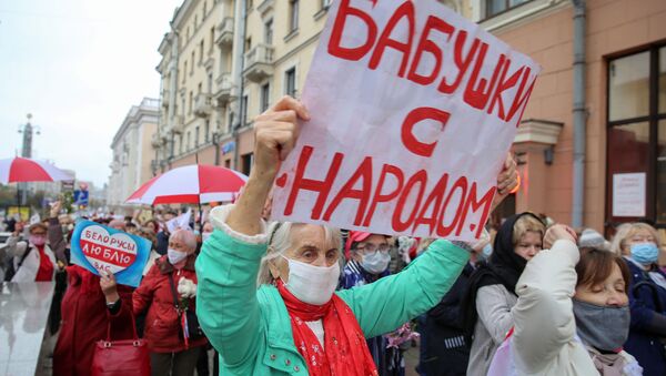 Manifestação de pensionistas em Minsk, Bielorrússia, contra o governo do presidente Aleksandr Lukashenko, em 12 de outubro de 2020 - Sputnik Brasil