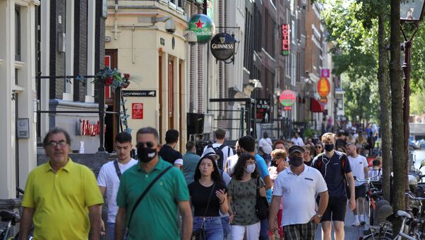 Transeuntes passeiam por Amsterdã, capital da Holanda, em meio à pandemia da COVID-19, em 5 de agosto de 2020 - Sputnik Brasil