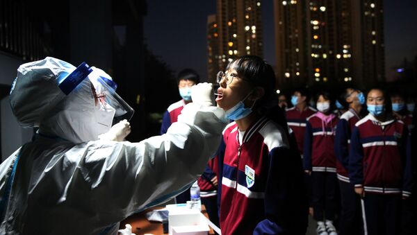 Agente de saúde coleta teste de COVID-19 de moradores da cidade chinesa de Qingdao, 12 de outubro de 2020 - Sputnik Brasil