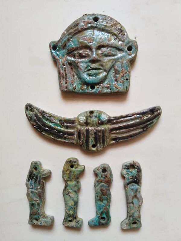 Amuletos e estatuetas de escaravelhos são encontrados em sarcófago egípcio (FOTOS) - Sputnik Brasil