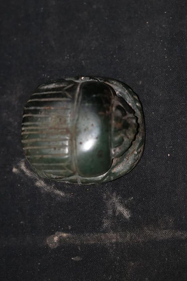 Amuletos e estatuetas de escaravelhos são encontrados em sarcófago egípcio (FOTOS) - Sputnik Brasil