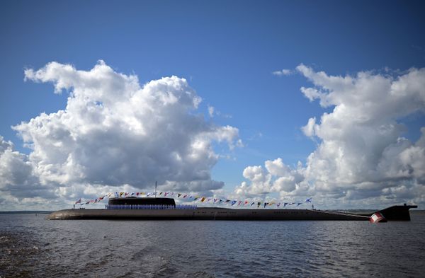 Submarino nuclear russo Orel atinge alvo durante exercícios no mar de Barents - Sputnik Brasil