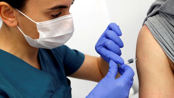 Voluntário recebe vacina experimental contra COVID-19 - Sputnik Brasil