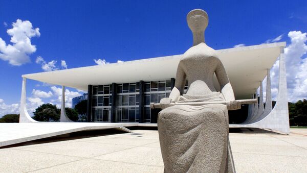 Estátua simbolizando a Justiça, em frente à sede do Supremo Tribunal Federal, na praça dos Três Poderes, em Brasília (DF). - Sputnik Brasil