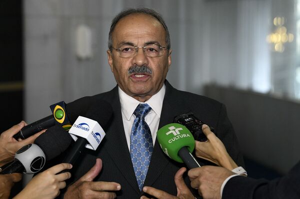 Barroso leva ao plenário do STF decisão que afastou senador flagrado com notas entre as nádegas - Sputnik Brasil