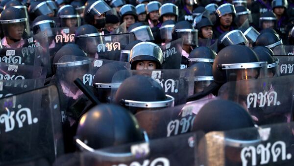 Policiais em posição durante protestos na capital da Tailândia, Bangkok, 15 de outubro de 2020  - Sputnik Brasil