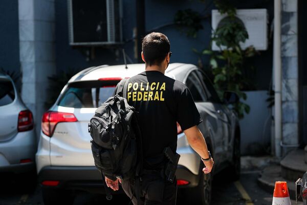 Polícia Federal deflagra megaoperação contra tráfico internacional e lavagem de dinheiro Polícia Federal deflagra megaoperação contra tráfico internacional e lavagem de dinheiro - Sputnik Brasil