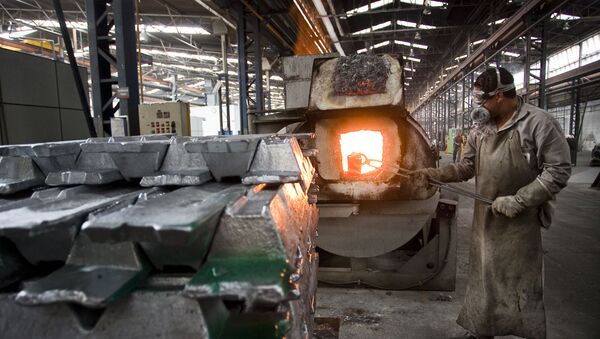 Empregado trabalha em forno da Cooperativa de Produção de Peças Fundidas em Alumínio e Zamac, em São Paulo (arquivo) - Sputnik Brasil