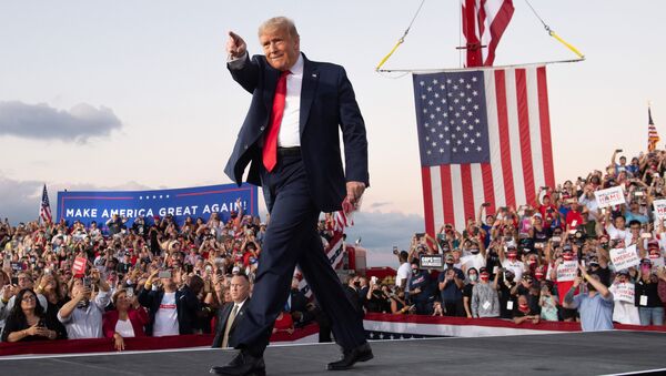 Presidente dos EUA, Donald Trump, realiza um comício de campanha no Aeroporto Internacional de Orlando Sanford na Flórida - Sputnik Brasil