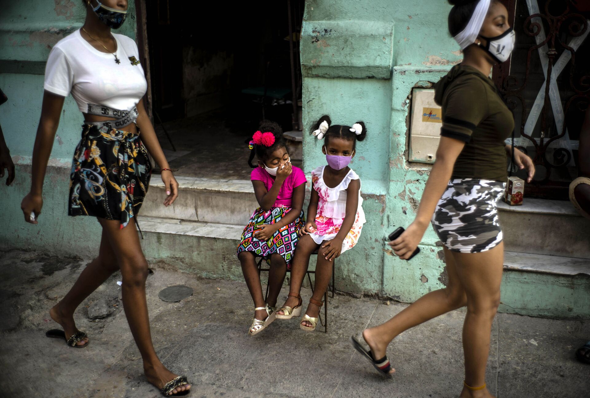 Meninas usando máscaras esperam por seus pais em Havana, Cuba - Sputnik Brasil, 1920, 09.11.2021