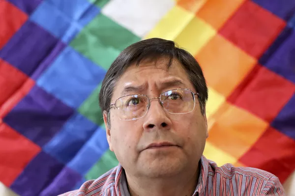 Em Buenos Aires, o candidato do MAS à Presidência da Bolívia, Luis Arce, posa em frente à Whipala durante encontro com o ex-presidente boliviano, Evo Morales, em 17 de fevereiro de 2020 - Sputnik Brasil