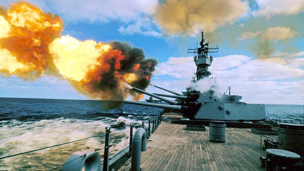 Encouraçado USS Iowa dos EUA realizando disparo no golfo Pérsico, 16 de dezembro de 1987 - Sputnik Brasil
