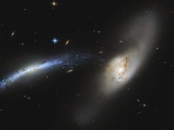 Hubble registra IMAGEM impressionante de colisão de galáxias espirais Hubble registra IMAGEM impressionante de colisão de galáxias espirais - Sputnik Brasil