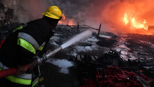 Bombeiro apaga incêndio em fábrica de algodão na aldeia de Azat Karagoinly no Azerbaijão, causado por bombardeiro - Sputnik Brasil