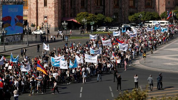 Manifestantes fazem ato contra a inação da comunidade internacional perante o conflito de Nagorno-Karabakh em Erevan, Armênia, 19 de outubro de 2020  - Sputnik Brasil