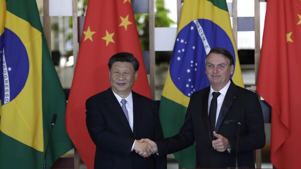 Presidentes da China, Xi Jinping, e do Brasil, Jair Bolsonaro, se cumprimentam durante cúpula do BRICS em Brasília, em 2019 - Sputnik Brasil