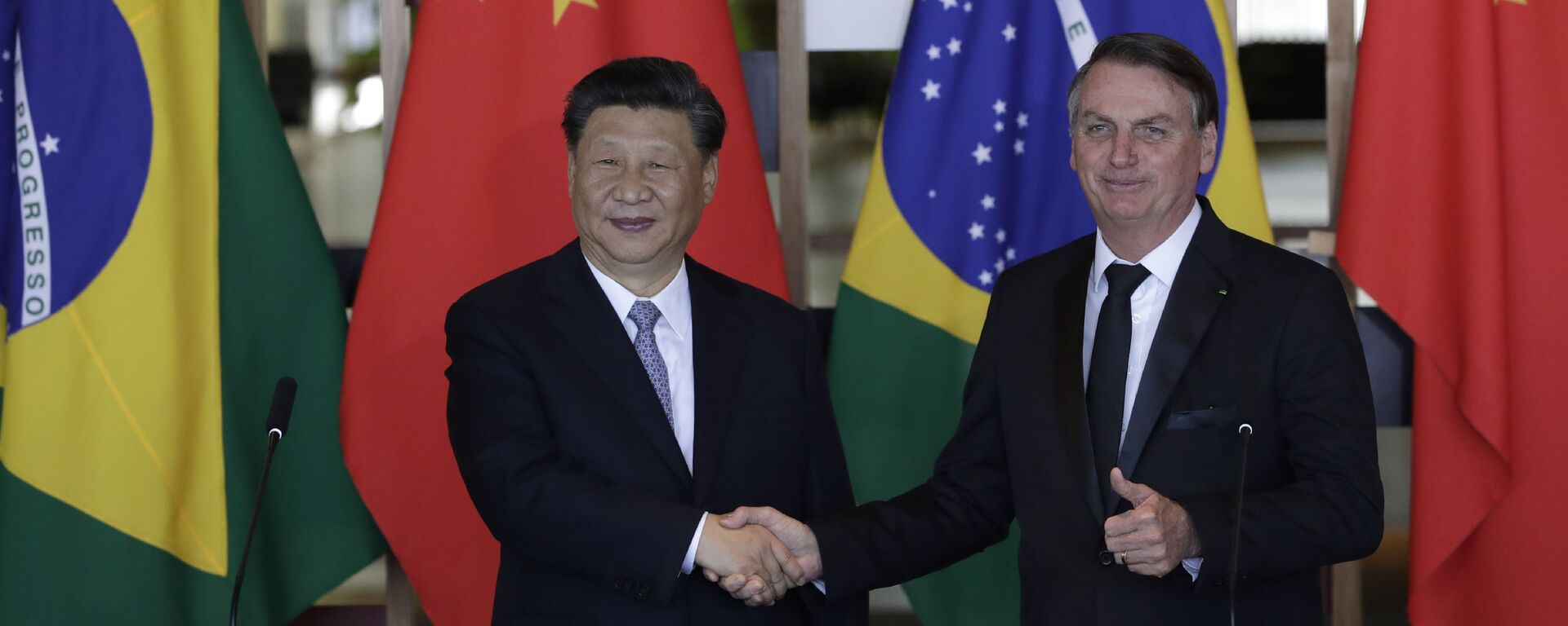 Presidentes da China, Xi Jinping, e do Brasil, Jair Bolsonaro, se cumprimentam durante cúpula do BRICS em Brasília, em 2019 - Sputnik Brasil, 1920, 09.09.2021