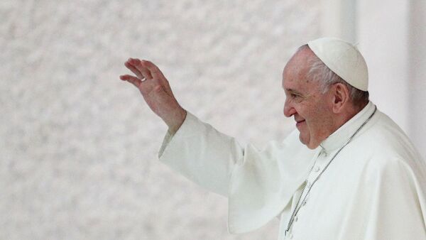 Papa Francisco acena para fieis após cerimônia no Vaticano - Sputnik Brasil