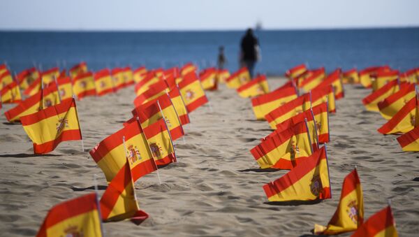 Bandeiras da Espanha em homenagem às vítimas do coronavírus - Sputnik Brasil