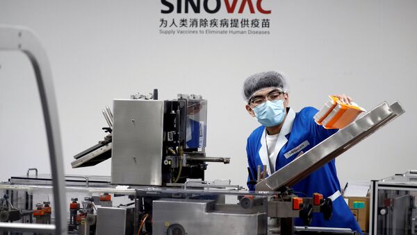 Funcionário trabalha em fábrica de embalagem da vacina produzida pelo laboratório SinoVac, na China - Sputnik Brasil