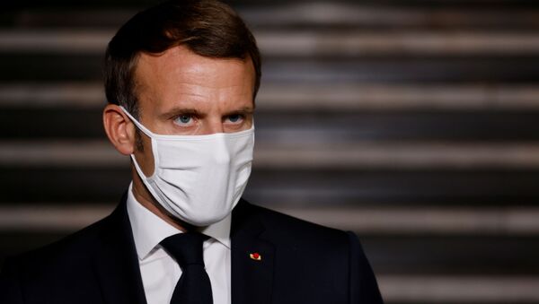 Em Paris, o presidente francês, Emmanuel Macron, discursa usando uma máscara para proteger-se da COVID-19, em 20 de outubro de 2020 - Sputnik Brasil
