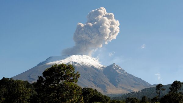 Vulcão Popocatépetl em atividade no México (foto de arquivo) - Sputnik Brasil