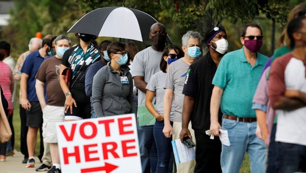 Eleitores norte-americanos fazem fila para votar antecipadamente em Durham, Carolina do Norte. - Sputnik Brasil