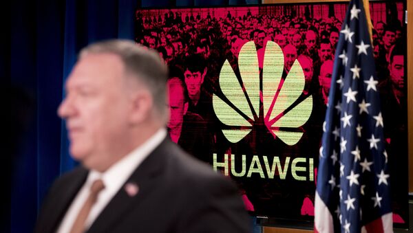 Secretário de Estado dos EUA, Mike Pompeo, discursa em frente à logotipo da empresa chinesa Huawei, em Washington, Estados Unidos, 15 de julho de 2020 - Sputnik Brasil