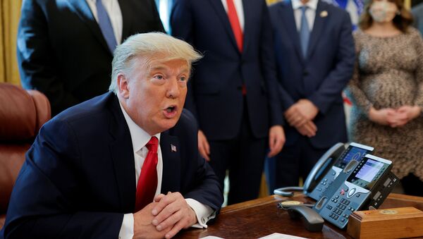 O presidente dos Estados Unidos, Donald Trump, fala ao telefone com líderes de Israel e Sudão no Salão Oval da Casa Branca, em Washington - Sputnik Brasil