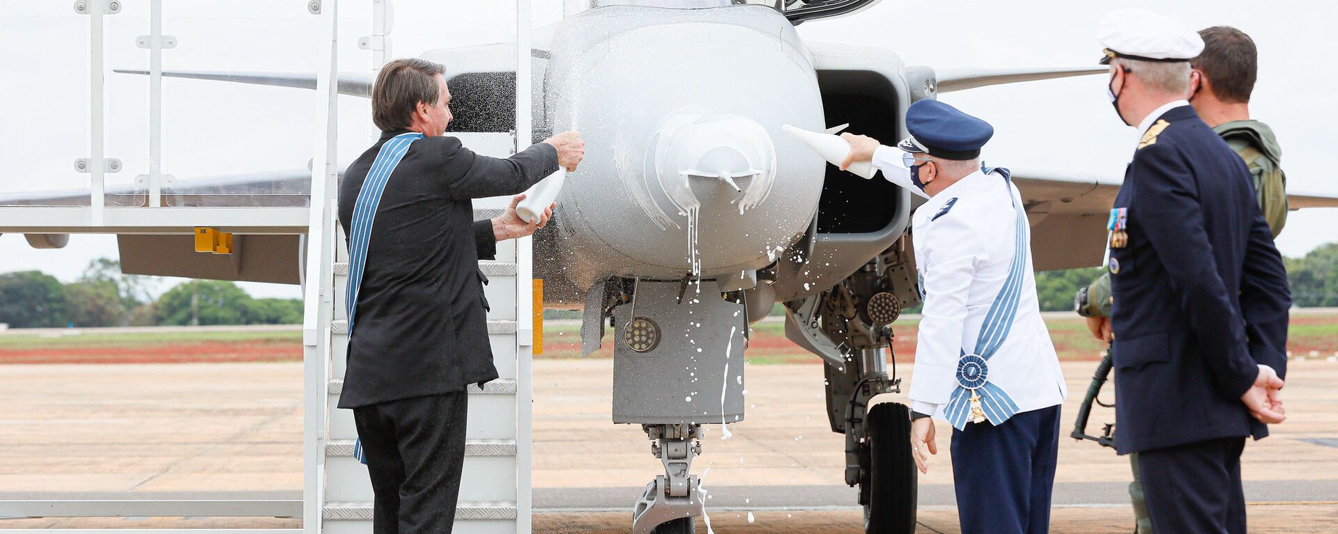 O presidente  Jair Bolsonaro batiza o F-39E Gripen com champanhe ao lado o comandante da Aeronáutica, Antônio Carlos Moretti Bermudez. - Sputnik Brasil, 1920, 24.04.2022