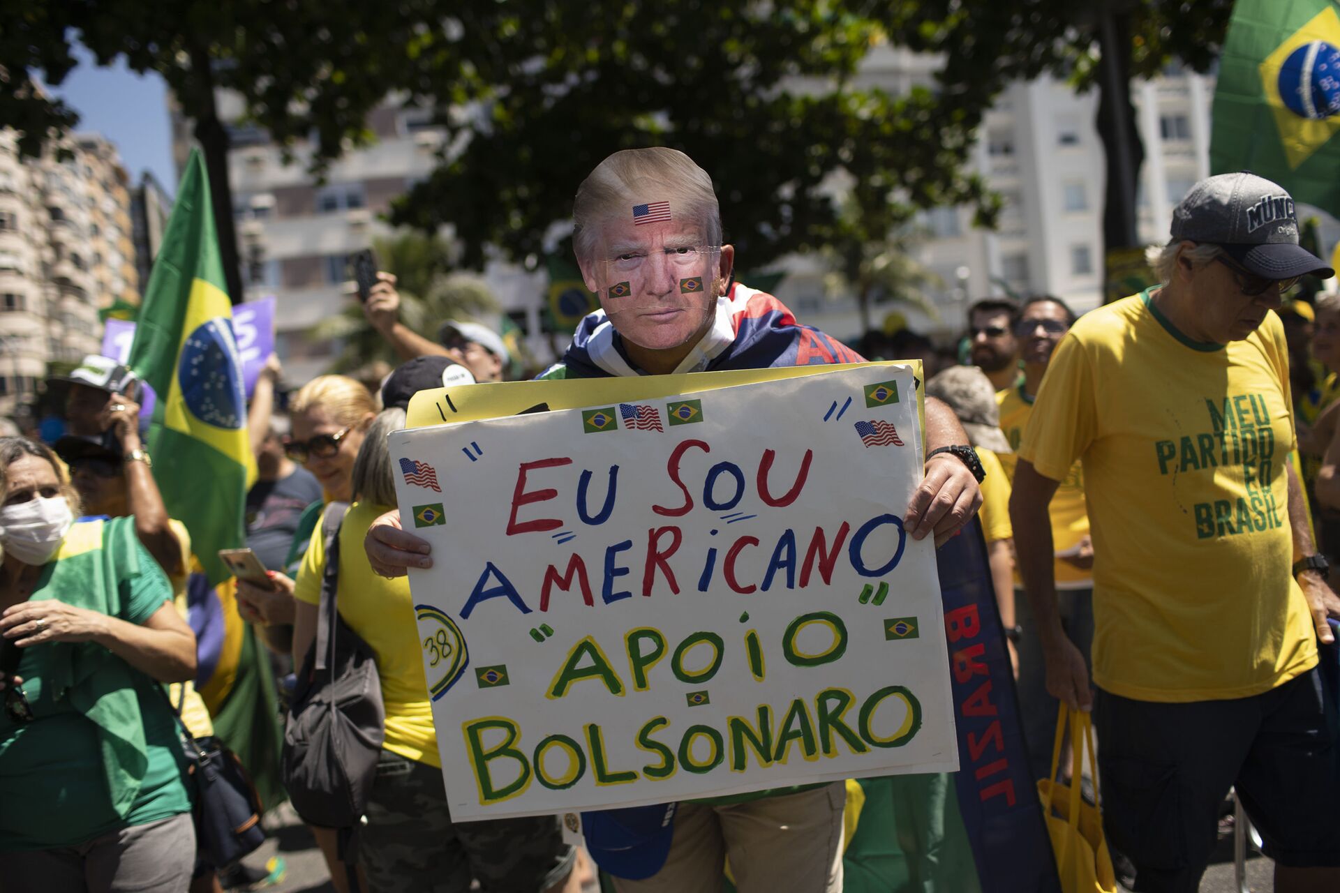 Manifestante usa máscara do presidente americano, Donald Trump, durante manifestação de apoio a Jair Bolsonaro no Rio de Janeiro (foto de arquivo) - Sputnik Brasil, 1920, 09.02.2022