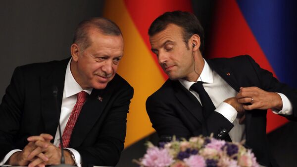Em Istambul, o presidente da Turquia, Recep Tayyip Erdogan (à esquerda) e o presidente francês Emmanuel Macron (à direita), participam de uma coletiva de imprensa após conferência sobre a Síria, em 27 de outubro de 2018 - Sputnik Brasil