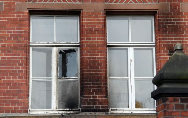 Em Berlim, uma janela aparece quebrada com fuligem em volta na fachada do Instituto Robert Koch - responsável por compilar os dados da pandemia da COVID-19 na Alemanha - que sofreu uma tentativa de incêndio, em 25 de outubro de 2020 - Sputnik Brasil