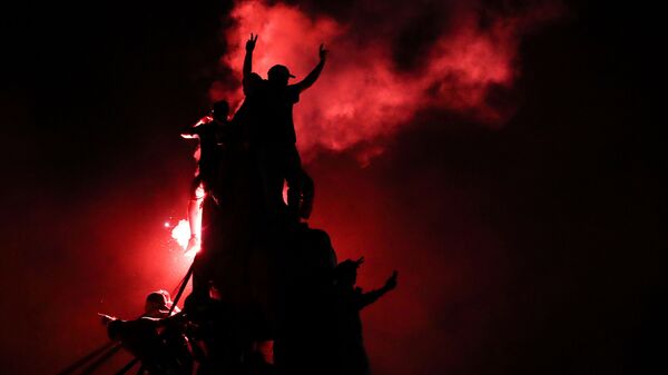 Pessoas comemoram na Praça Itália, em Santiago, resultado de plebiscito sobre nova Constituição para o Chile. - Sputnik Brasil