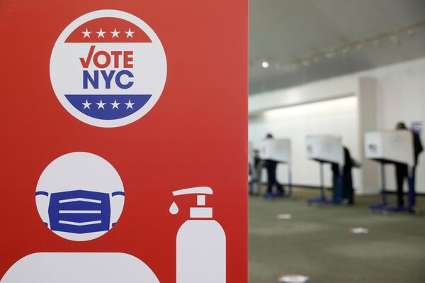 Após eleições, EUA registram pela 1ª vez mais de 100 mil novos casos diários da COVID-19 - Sputnik Brasil