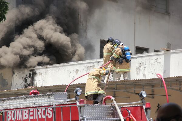 Paciente com COVID-19 morre ao ser transferida de hospital no Rio após incêndio - Sputnik Brasil