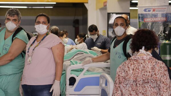 No Rio de Janeiro, funcionários e pacientes do Hospital Federal de Bonsucesso se protegem de um incêndio que atingiu o hospital, em 27 de outubro de 2020 - Sputnik Brasil