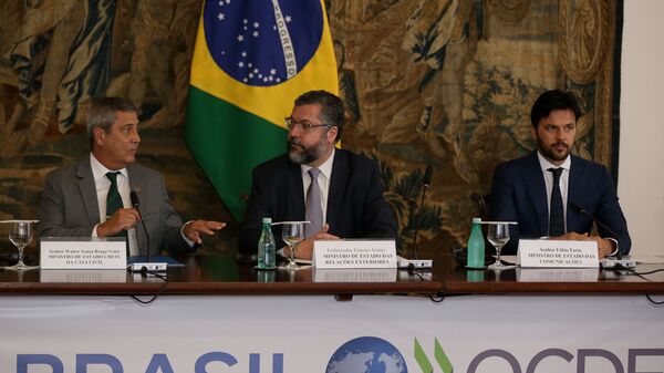 Em Brasília, o ministro da Casa Civil, general Braga Netto (à esquerda), o ministro das Relações Exteriores, Ernesto Araújo (centro), e o ministro das Comunicações, Fábio Faria, participam de cerimônia com representantes da OCDE no Palácio do Itamaraty, em 26 de outubro de 2020 - Sputnik Brasil