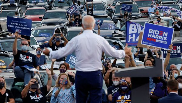Candidato à presidência dos EUA pelo Partido Democrata, Joe Biden, durante comício em Atlanta, Geórgia, 27 de outubro de 2020  - Sputnik Brasil