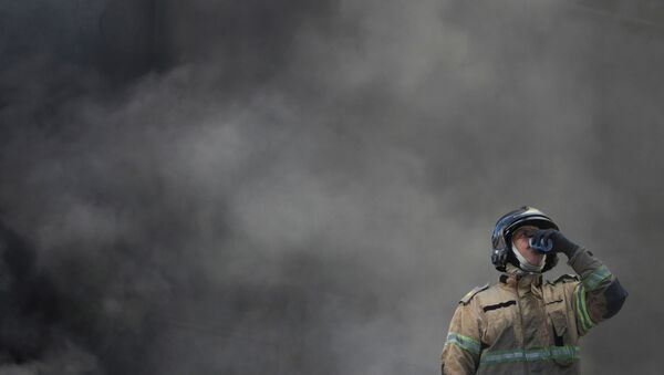 Bombeiro toma água durante combate ao incêndio que tomou o Hospital Federal de Bonsucesso, no Rio de Janeiro, 27 de outubro de 2020  - Sputnik Brasil