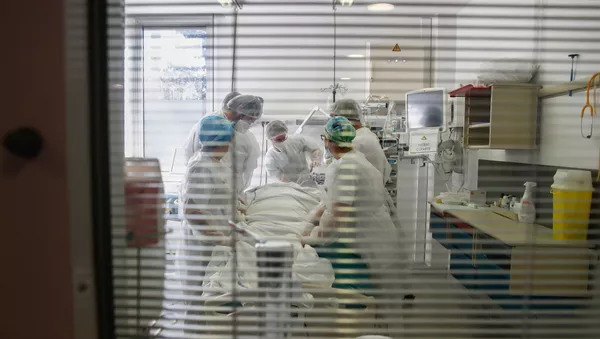 Paciente da COVID-19 em unidade de terapia intensiva - Sputnik Brasil