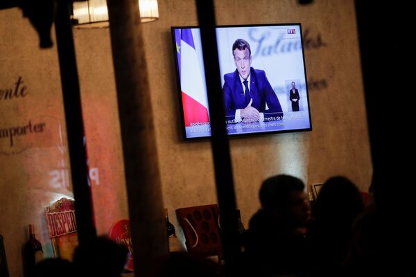 Macron: restaurantes e bares serão fechados na França durante novo lockdown Macron: restaurantes e bares serão fechados na França durante novo lockdown - Sputnik Brasil